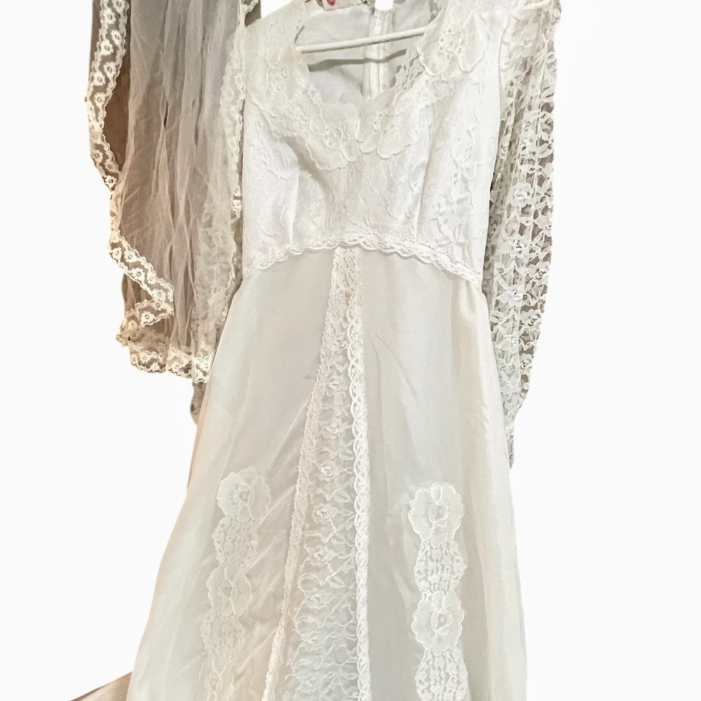 1950s or 60s Lace Wedding Dress by Bridallure Gowns size S